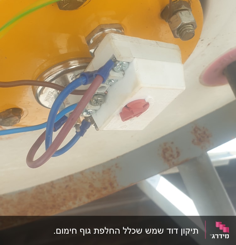 חיבורי חשמל עם חוטים צבעוניים וברגים
